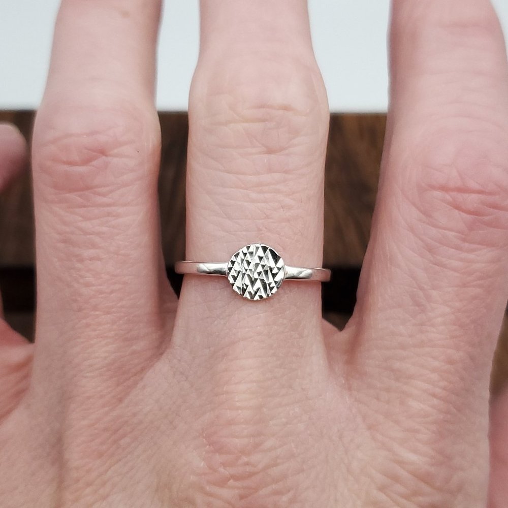 Size 8.25 925 Sterling Silver Textured Bright Circle Ring